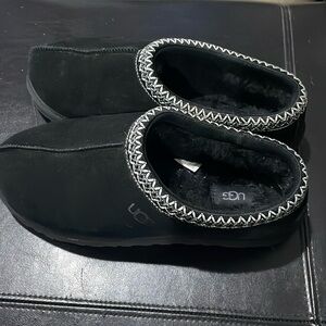 Men’s size 11, black UGG Tasman slipper